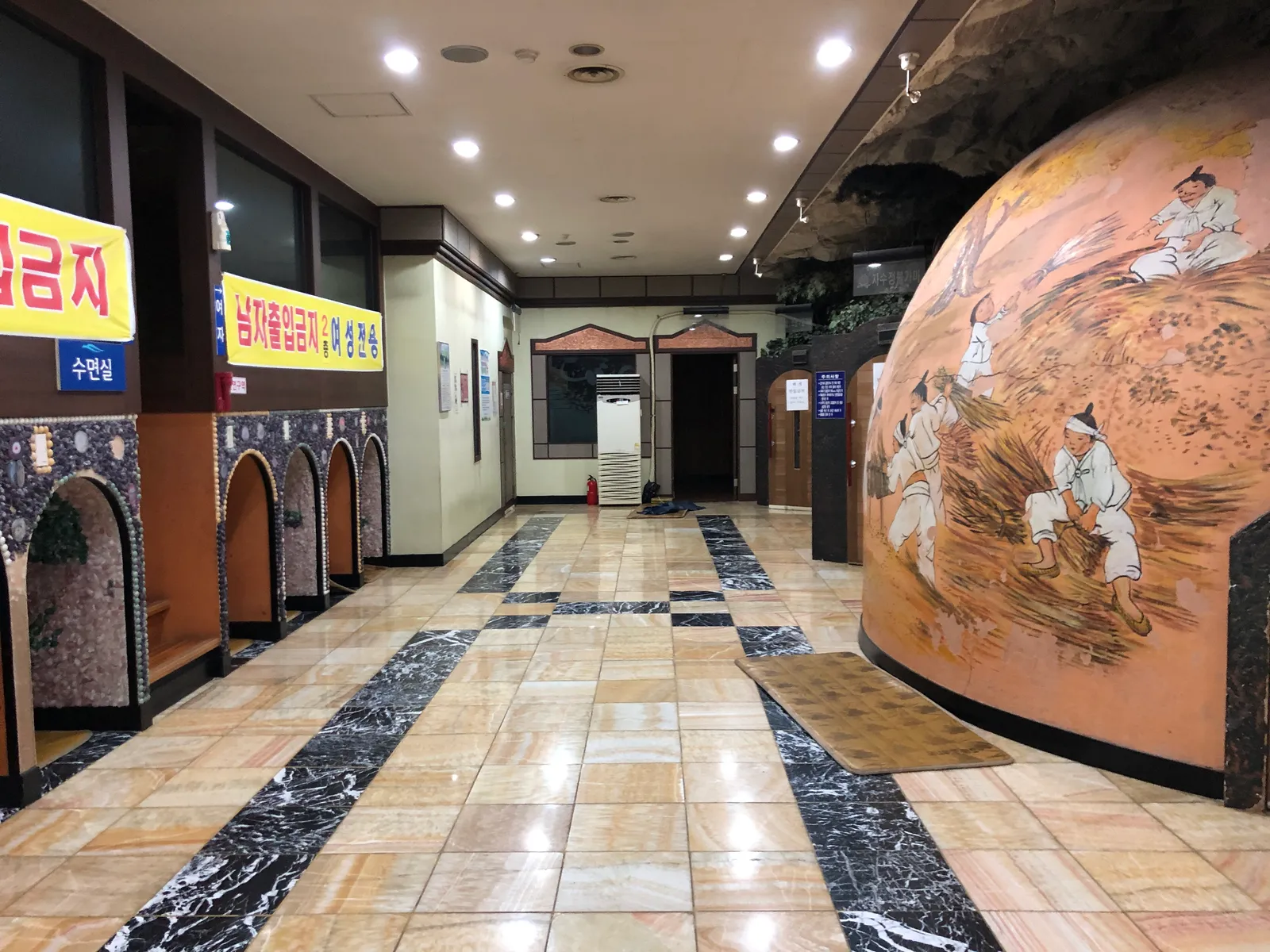 チムジルバンのドーム状の窯部屋（불가마）と、周囲の熱い部屋の入り口