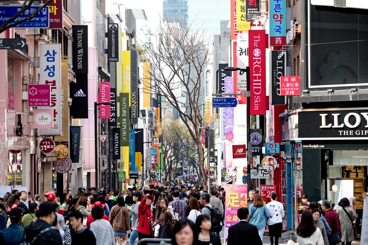 店と看板が並ぶ、人の多い明洞のメインストリート
