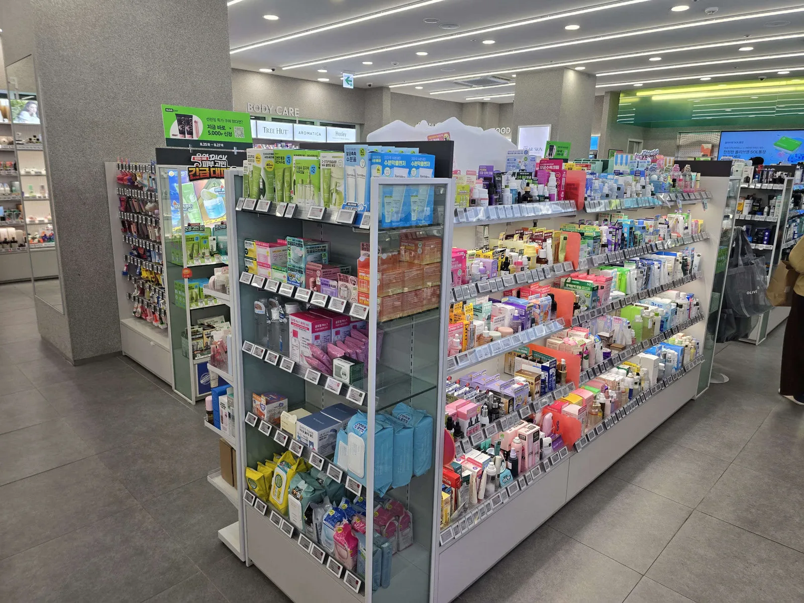 大型店のスキンケア通路。奥にボディケア売り場が見える