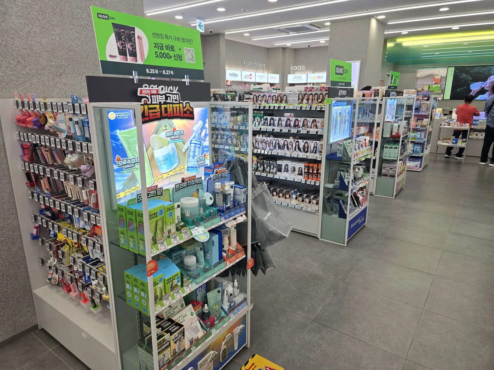 オリーブヤング店内の、毎月のセール案内とスキンケア陳列